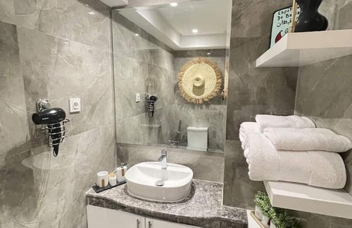 Gueliz Apartment | New Apartment in city center, with balcony, Gueliz