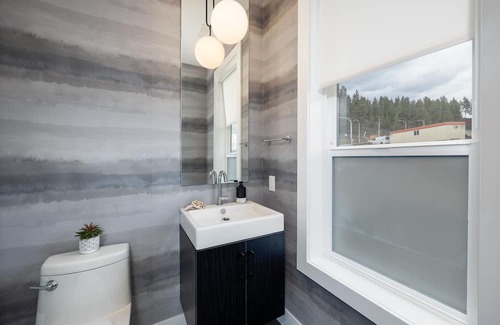 Central Okanagan House | Waterfront, Rftp Patio & Hottub
