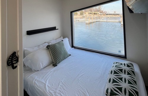 Sandusky Boat Rental | Lux Houseboat #3 at SoLSTAY