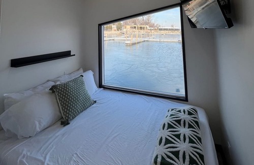 Sandusky Boat Rental | Lux Houseboat #3 at SoLSTAY