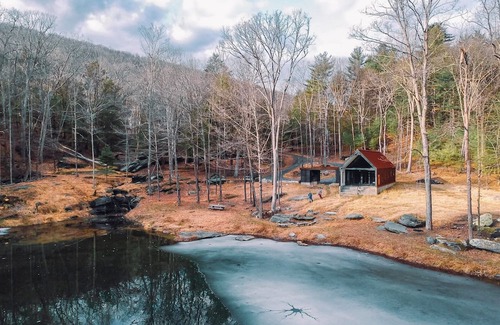 Thompson Ridge Cabin | The Pond House - An award winning, modern cabin within the Catskills forest.