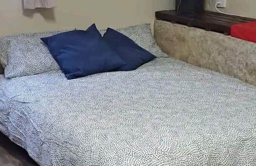 Kingsgrove House | Cosy guest suite. Close to motorway for easy airport access. Families welcome.