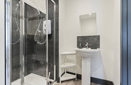 Giltbrook Apartment | The Green Studio | Free Parking | Long Term Bookings