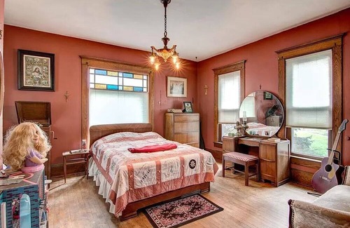 Eau Claire House | Victorian Beauty with Four Beds, Wi-Fi, Smart TVs, and a Great Yard.