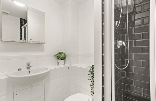 Woolwich Apartment | 2Bed 2 bath |FREE Gated Parking & Wifi ready for your weekly and monthly needs