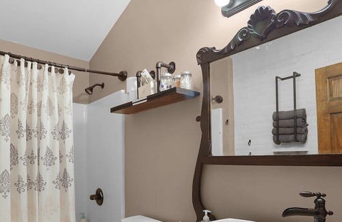 Washington House | Private Room w/ Shared Bath