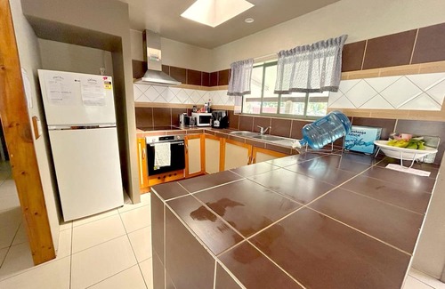 Arorangi House | Evangeline's Home 3 minutes walk to the Mini Golf