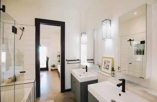 Lockhart House | New! Little Lockhart Oasis with Sauna & Cowboy Pool