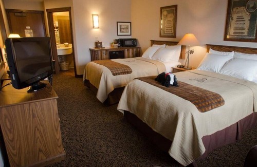 Onalaska House | Rustic Elegance: Lodge with Pantry, Patio & Saloon! 2 Pools | 3 Units