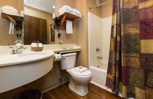 Onalaska House | Rustic Elegance: Lodge with Pantry, Patio & Saloon! 2 Pools | 3 Units