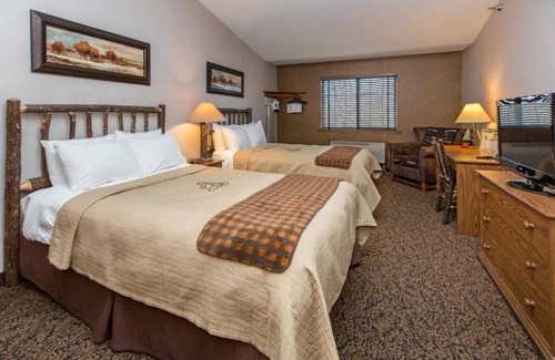 Onalaska House | Stoney Creek KC, Deluxe 2 Queen, Work Desk, Microwave | 3 Units