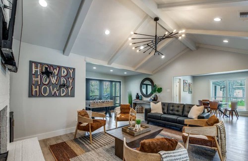 College Station House | 3 Mi to Kyle Field-1.5 Acre-Fire Pit/Patio-3500 sf