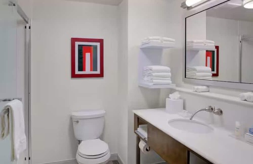 Columbus House | 2 Units with Saltwater Pool | Free Breakfast | EV Charging | Near Casino