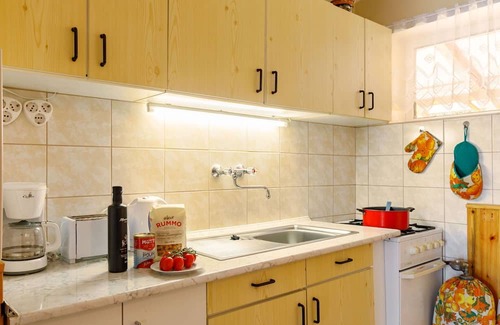 Balatonszarszo House | Stunning villa for 5 people with TV, patio and parking