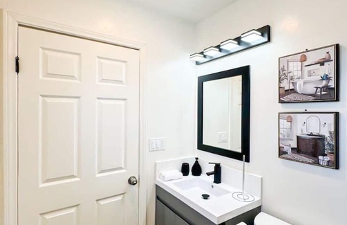 Woodland Hills House | Modern Urban Studio In LA - WO3-TOP