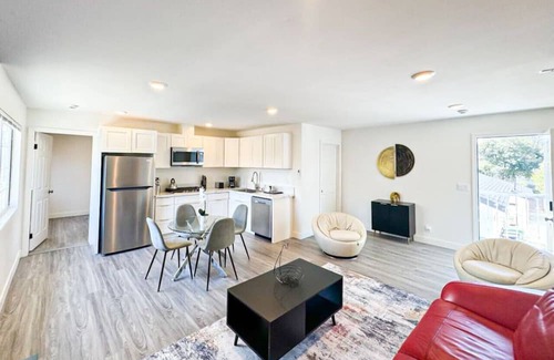 Woodland Hills House | Modern Urban Studio In LA - WO3-TOP