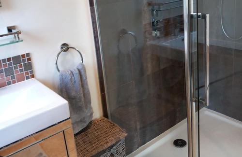 Ruardean House | The Bunglalow, modern, Spacious, nestled in the heart of Forest of Dean