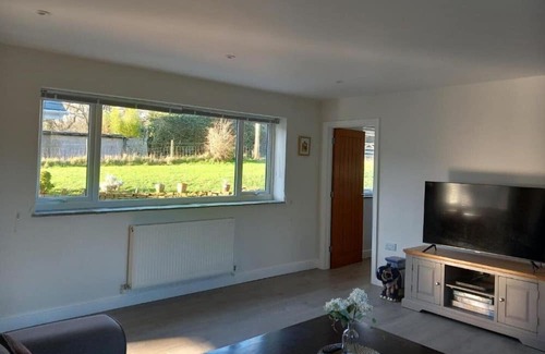 Ruardean House | The Bunglalow, modern, Spacious, nestled in the heart of Forest of Dean