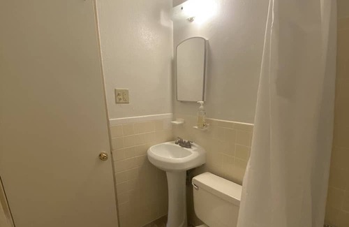 Florissant Apartment | Quiet cozy apartment right off the highway! Next to 3 shopping plaza’s!