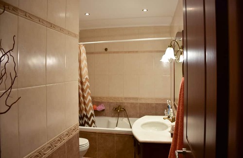 Gastouni Apartment | Kiki’s 3BD apt. with Citrus Garden & BBQ