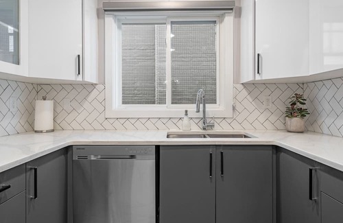 Radisson Heights - Albert Park Apartment | Chasing City Views 2BR + Parking