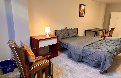 Ottawa Division House | New Modern & Classy 4BD/3.5 Bath Townhome|SelfCheck-In+Parking & Kitchen-Kanata