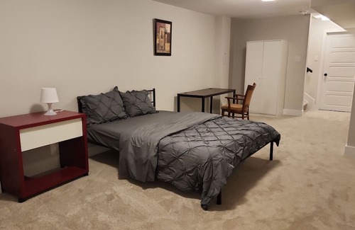 Ottawa Division House | New Modern & Classy 4BD/3.5 Bath Townhome|SelfCheck-In+Parking & Kitchen-Kanata