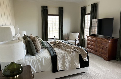 Haslett House | Escape to The Shoeman Manor: Your Dream Getaway!