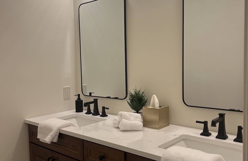 Haslett House | Escape to The Shoeman Manor: Your Dream Getaway!