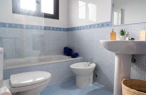 La Oliva House | Vacation Home 'The Bubble' with Sea View, Shared Pool and Wi-Fi