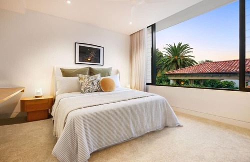 Sorrento House | Luxurious Masterpiece with Waterfront Elegance