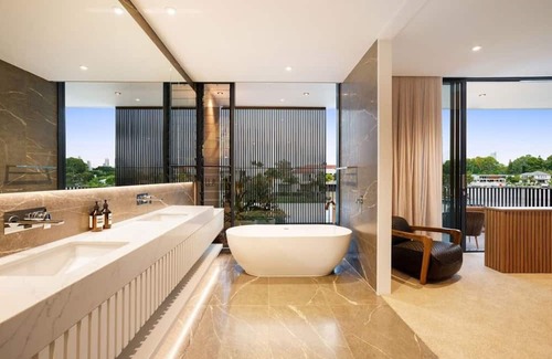 Sorrento House | Luxurious Masterpiece with Waterfront Elegance