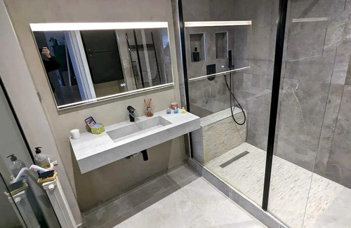 Asnieres-sur-Seine Apartment | Homerez - Nice apartement for 4 ppl. at Asnières-sur-Seine