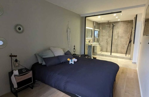 Asnieres-sur-Seine Apartment | Homerez - Nice apartement for 4 ppl. at Asnières-sur-Seine