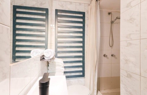 El Golf Apartment | Urban Oasis with AC & Work Station