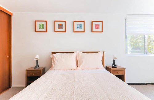 El Golf Apartment | Urban Oasis with AC & Work Station