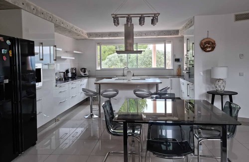 Rognac Villa | Homerez - Big villa for 10 ppl. with swimming-pool and garden at Rognac