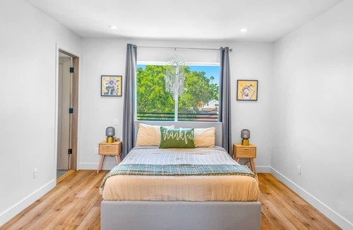 Sherman Oaks Apartment | Gated Spacious Townhouse In Prime location