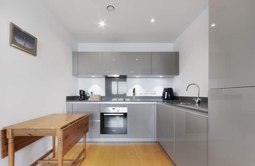 Bromley South Apartment | Charming Bow Retreat: Your Gateway to London's East End. Sleeps 4!