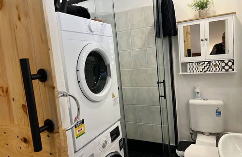 Maribyrnong Apartment | Maribyrnong River. Entire Apartment Free Parking.