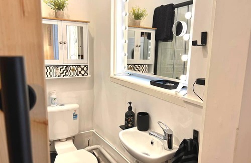 Maribyrnong Apartment | Maribyrnong River. Entire Apartment Free Parking.