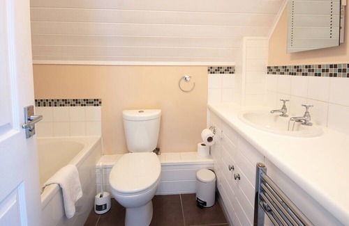 South Cerney Cottage | A new england lakeside lodge that sleeps 6 guests in 3 bedrooms