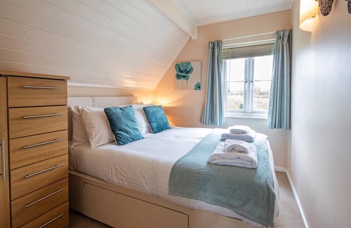 South Cerney Cottage | A new england lakeside lodge that sleeps 6 guests in 3 bedrooms
