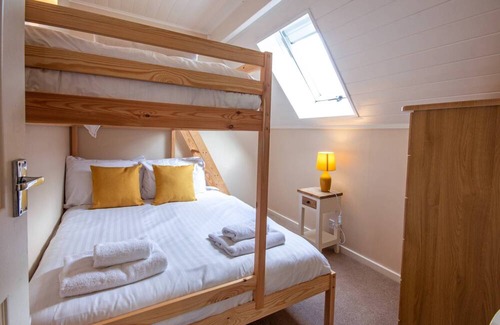 South Cerney Cottage | A new england lakeside lodge that sleeps 6 guests in 3 bedrooms