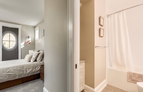 Southwest Mission House | This house is a 3 bedroom(s), 3.5 bathrooms, located in Kelowna, BC.