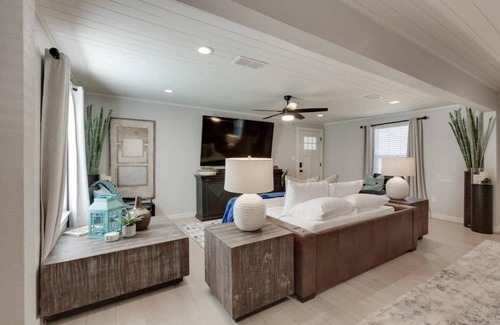 Pilot Point House | Liberty House in Pilot Point -- A cozy vibe & 10 minutes from Ray Roberts Lake.