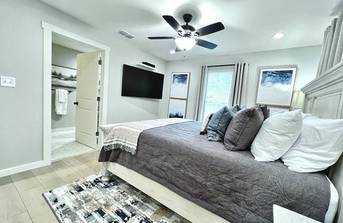 Pilot Point House | Liberty House in Pilot Point -- A cozy vibe & 10 minutes from Ray Roberts Lake.