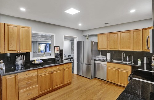 Oakland Park Villa | Spacious 5BDR villa with Pool, BBQ, Tennis Table, Air Hockey