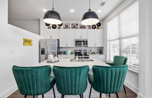 Downtown Nashville Apartment | COZY COUNTRY CHARM: Parking, Gym, Pool, Sky Lounge. Super close to Broadway!