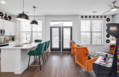 Downtown Nashville Apartment | COZY COUNTRY CHARM: Parking, Gym, Pool, Sky Lounge. Super close to Broadway!
